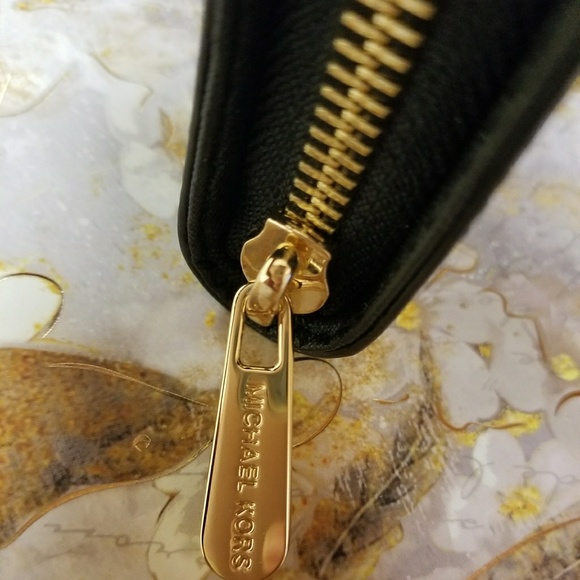 A beautiful black/gold MK wallet - Picture 3 of 3